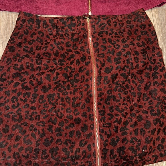 Stylish Burgundy and Leopard Print Skirt Set - Picture 2 of 3